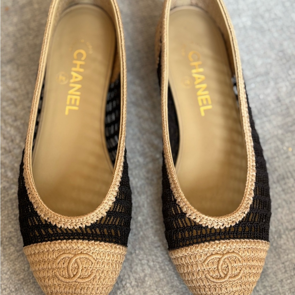 CHANEL Womens Black & Beige Raffia Flats